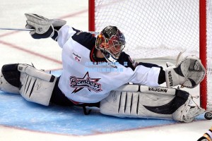 点球大战惊心动魄，蓝鹰险胜红魔晋级决赛